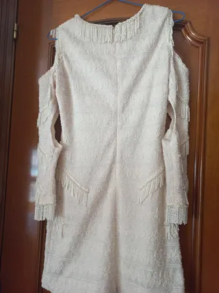 Vestido blanco con flecos y perlas