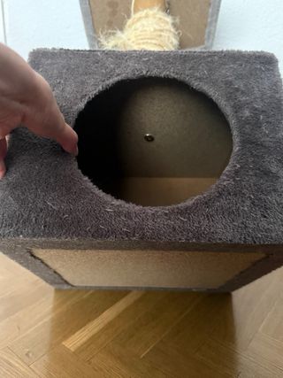 Caseta y rascador para gato