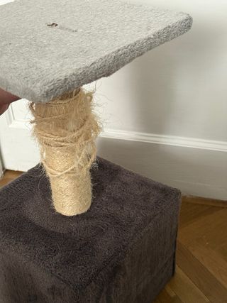 Caseta y rascador para gato