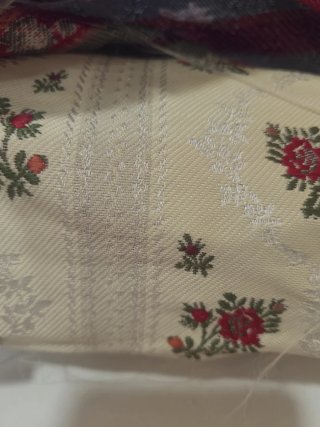 Corte Tela cruda con flores rojas. Trajes y faldas