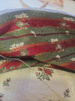 Corte Tela cruda con flores rojas. Trajes y faldas