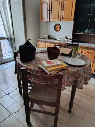 Cucina componibile in legno con elettrodomestici
