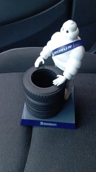 Bibendum Michelin con Gomma