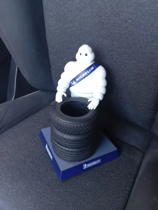 Bibendum Michelin con Gomma