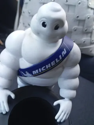 Bibendum Michelin con Gomma