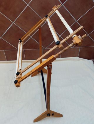 Bastidor de pie para bordar,  de madera