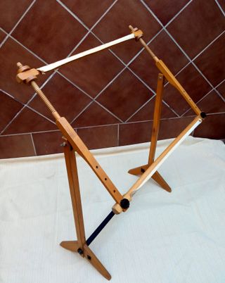 Bastidor de pie para bordar,  de madera