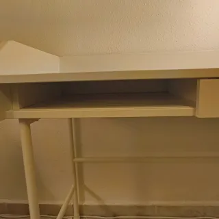 Escritorio blanco con cajonera.