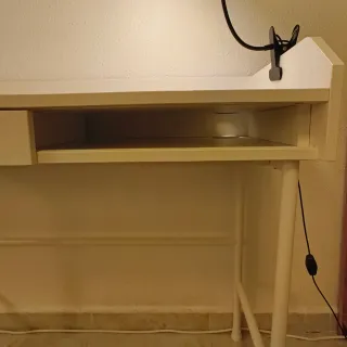 Escritorio blanco con cajonera.