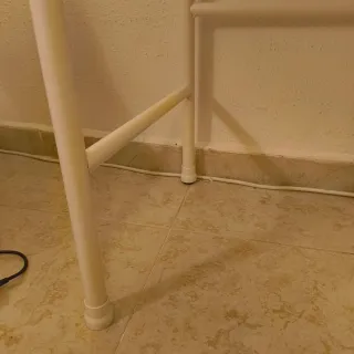 Escritorio blanco con cajonera.