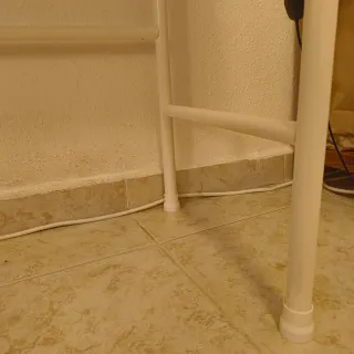 Escritorio blanco con cajonera.