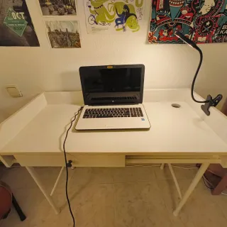 Escritorio blanco con cajonera.