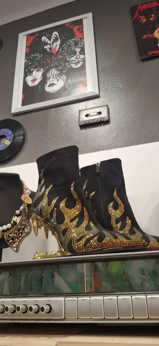 Botas altas negras con detalles dorados