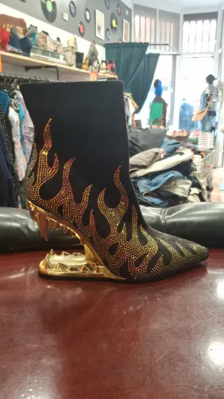Botas altas negras con detalles dorados