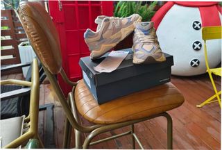 New Balance 9060 Beige/Gris Talla 41.5