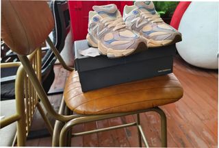 New Balance 9060 Beige/Gris Talla 41.5