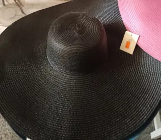 Sombrero de ala ancha negro y rosa