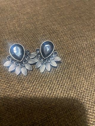 Pendientes bisutería negros y plateados