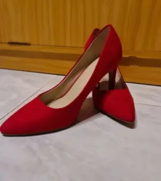 Tacones rojos de ante