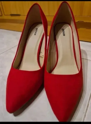 Tacones rojos de ante