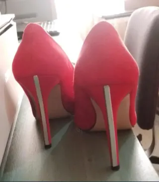 Tacones rojos de ante