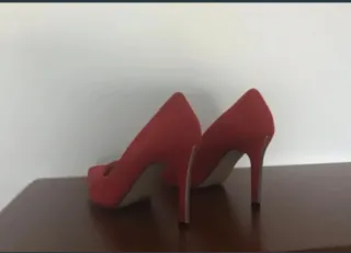 Tacones rojos de ante