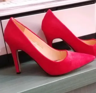 Tacones rojos de ante