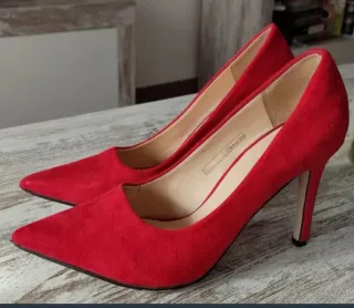 Tacones rojos de ante