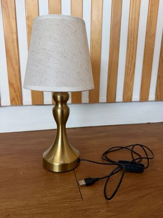Lámpara de mesa dorada y beige