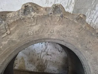 Neumáticos Tractor (2 traseros, 1 delantero)