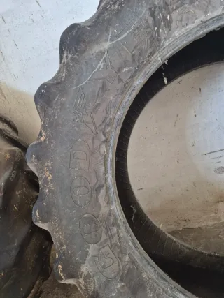 Neumáticos Tractor (2 traseros, 1 delantero)