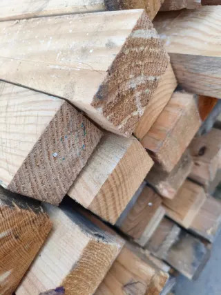 Listones de pino para construcción