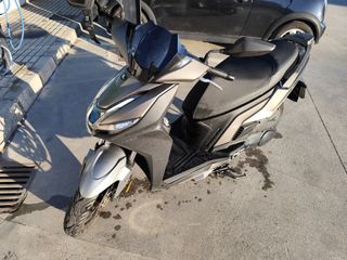 Scooter gris y negro automático