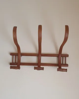 Perchero de madera marrón