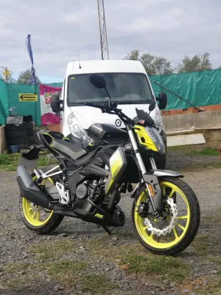 Moto Negra/Gris y amarilla
