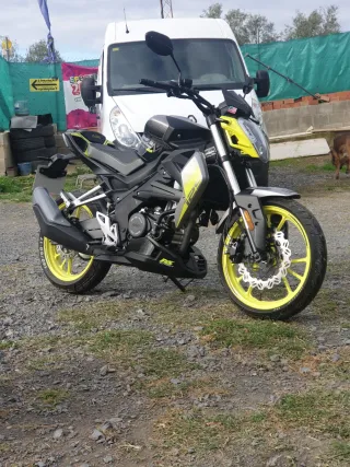 Moto Negra/Gris y amarilla