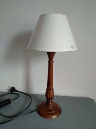 Lampara de mesita de madera y lino nueva
