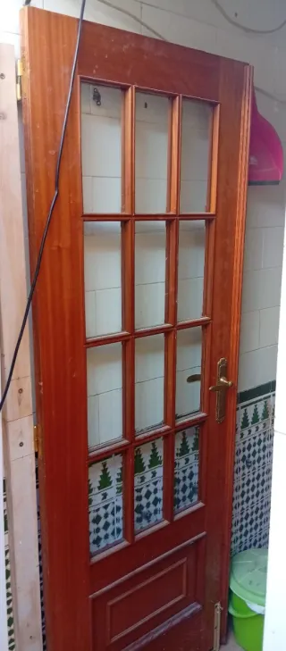 Puerta de madera con cristales