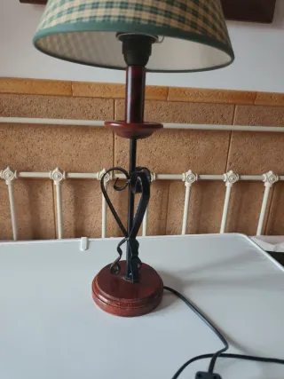 Lámpara de mesa forja y madera