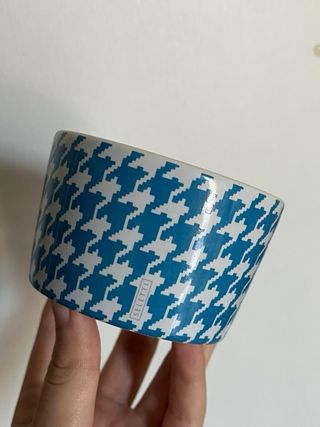 Coppetta Seletti in ceramica blu e bianca.