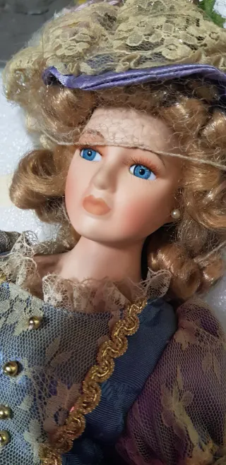 Bambola in ceramica con vestito vintage