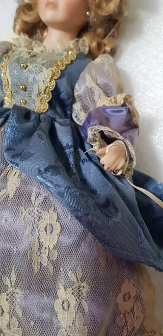 Bambola in ceramica con vestito vintage