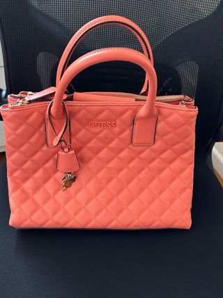 Bolso Guess coral Acolchado