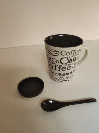 Taza de cerámica con cuchara