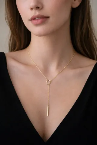 Collar dorado con colgante de barra