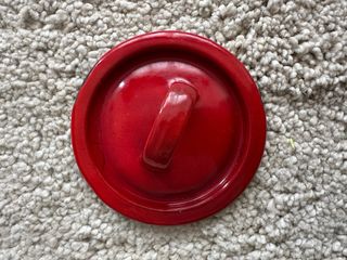 Cazuelas de juguete antiguas rojas