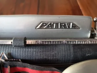 Máquina de escribir suiza, marca Patria
