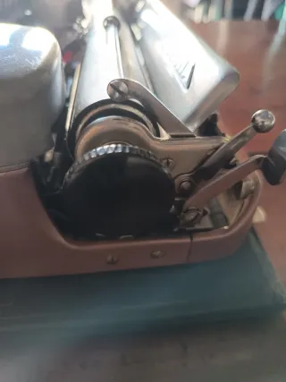 Máquina de escribir suiza, marca Patria