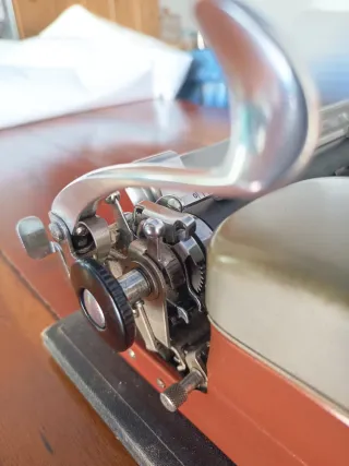 Máquina de escribir suiza, marca Patria