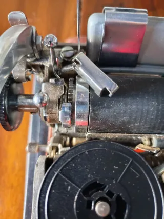 Máquina de escribir suiza, marca Patria